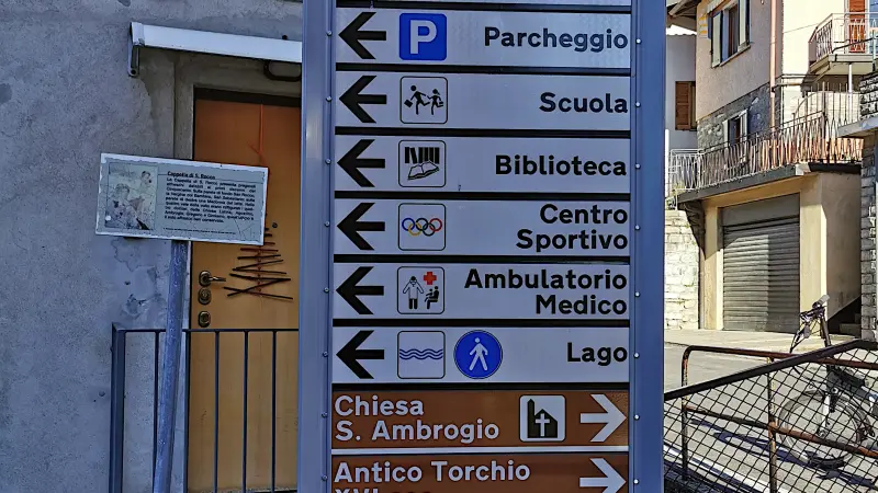 Road and turist signs in Via all'Approdo (Palanzo), intersection with Via Provinciale